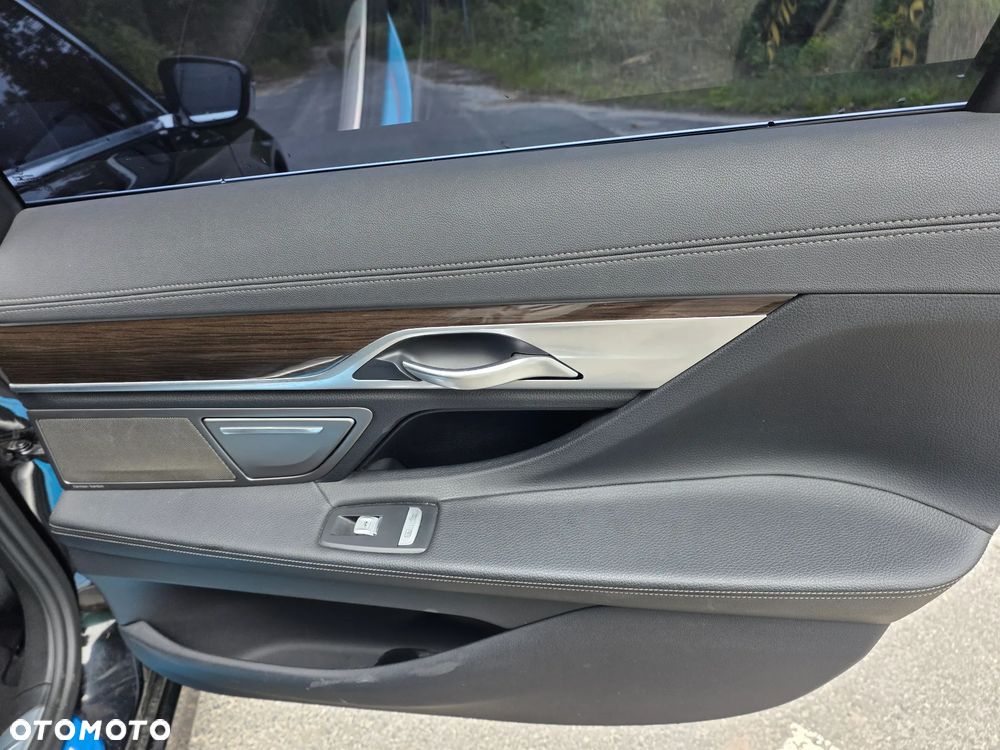 BMW Seria 7 740Li - 31