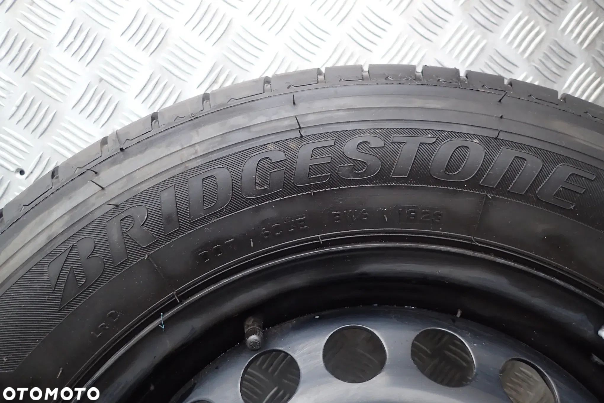 KOŁA FELGI STALOWE VW T5 T6 6,5JX16 ET 51 5X120 7LA601027 Z OPONAMI BRIDGESTONE LATO 215/65/16C 4X7MM 2023ROK KOMPLET - 3