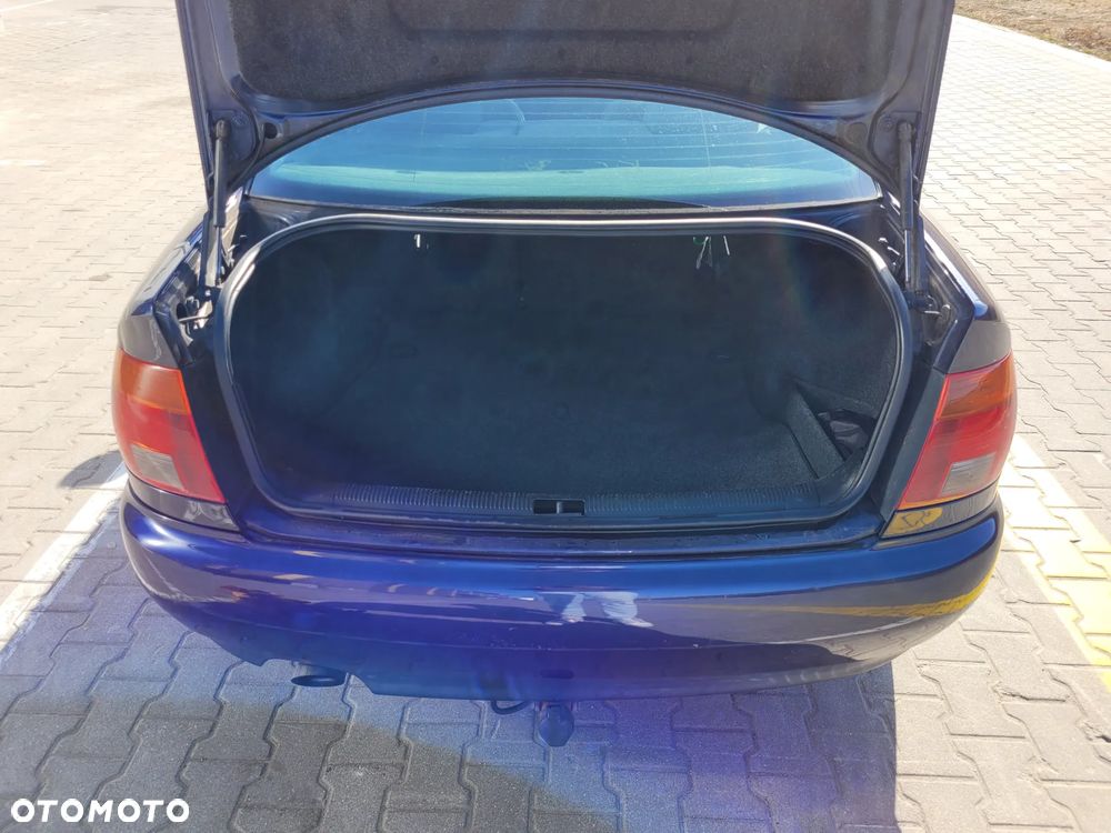 Audi A4 Limousine 1.8 - 32