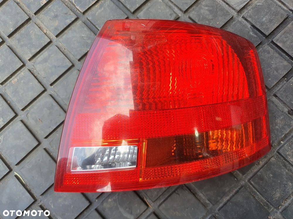 AUDI A4 B7 KOMBI LAMPA PRAWA TYŁ W BŁOTNIK 8E9945096E EUROPA - 1