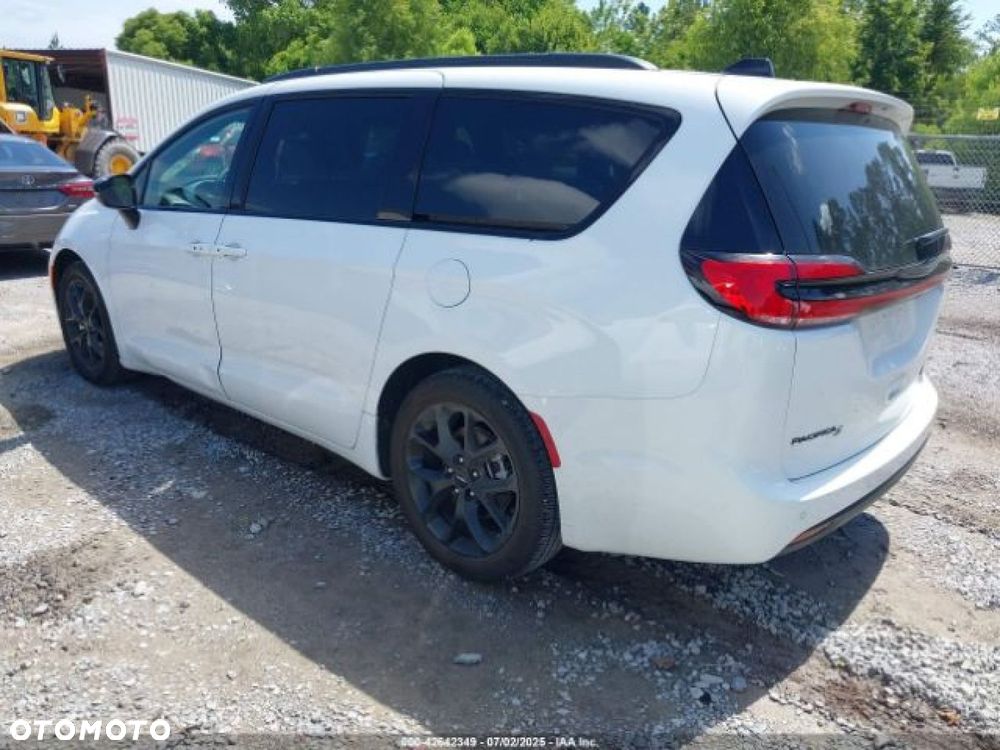 Chrysler Pacifica - 4