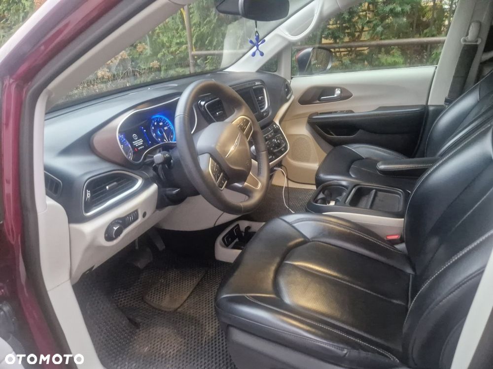 Chrysler Pacifica - 4