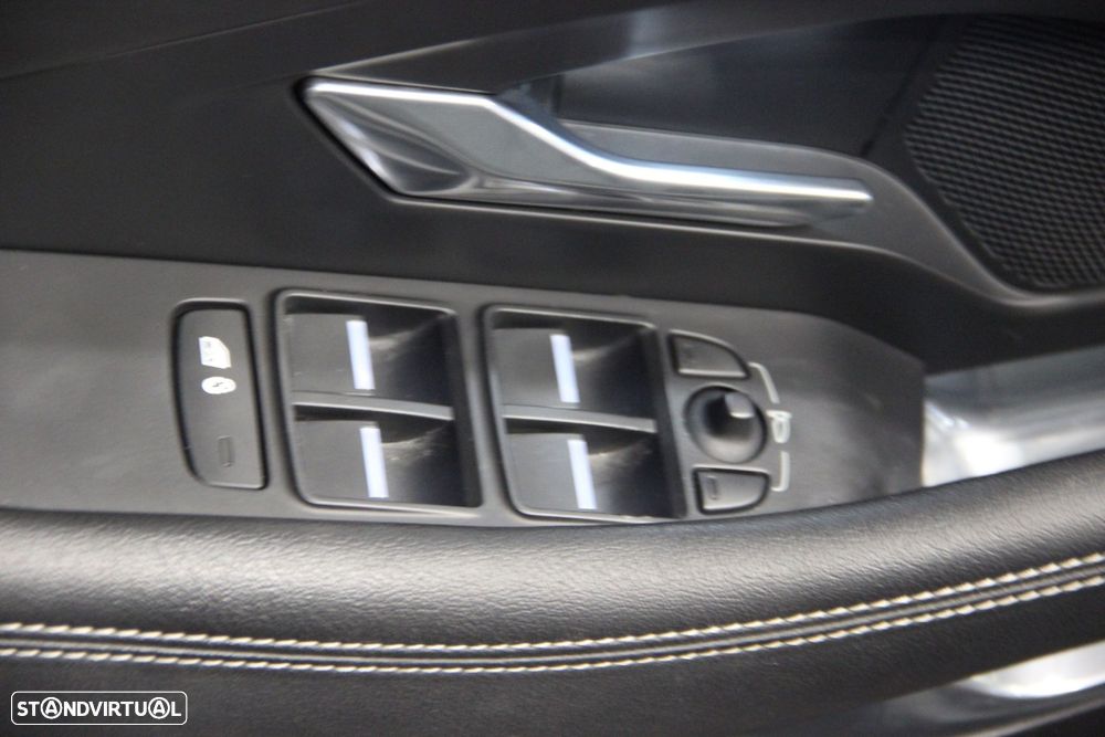 Jaguar E-Pace 1.5 P300e R-Dynamic SE AWD Aut. - 21