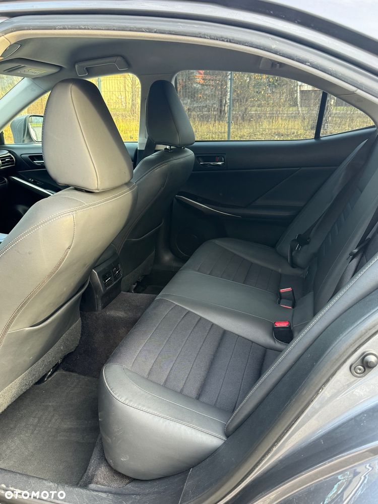 Lexus IS 300h Comfort - 9