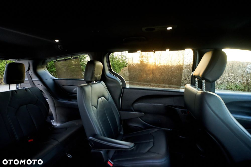 Chrysler Pacifica - 32