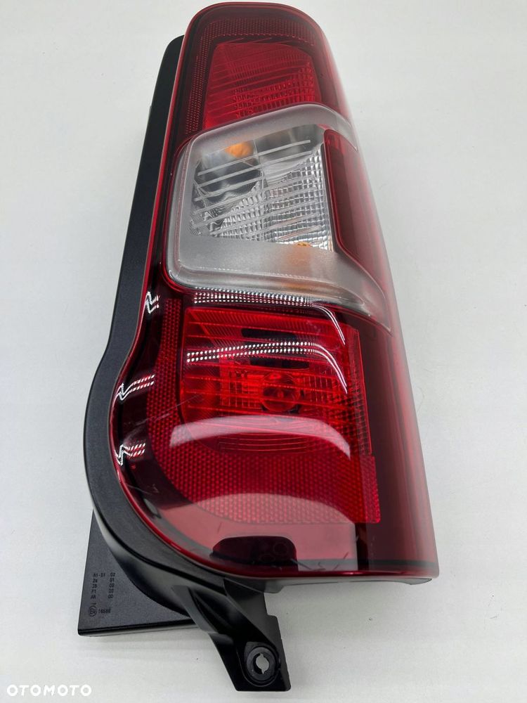 PEUGEOT RIFTER PRAWA LAMPA TYŁ 9820554880 - 1