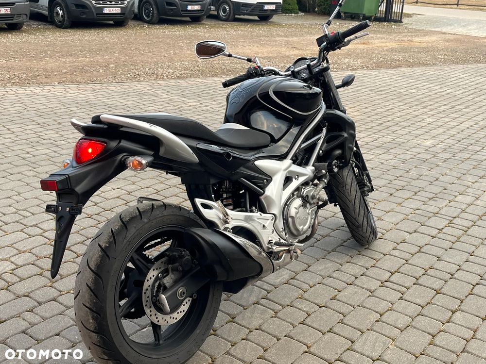 Suzuki Gladius - 2