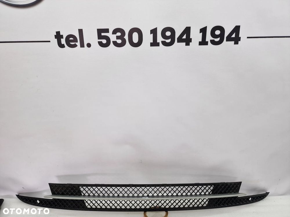BMW E81 / E87 LIFT 06- KRATKA ŚRODKOWA ZDERZAKA PRZEDNIEGO PRZÓD , NR 51117182367 , NR AUKCJI KR59 - 1