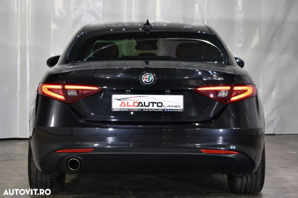 Alfa Romeo Giulia 2.2 - 37