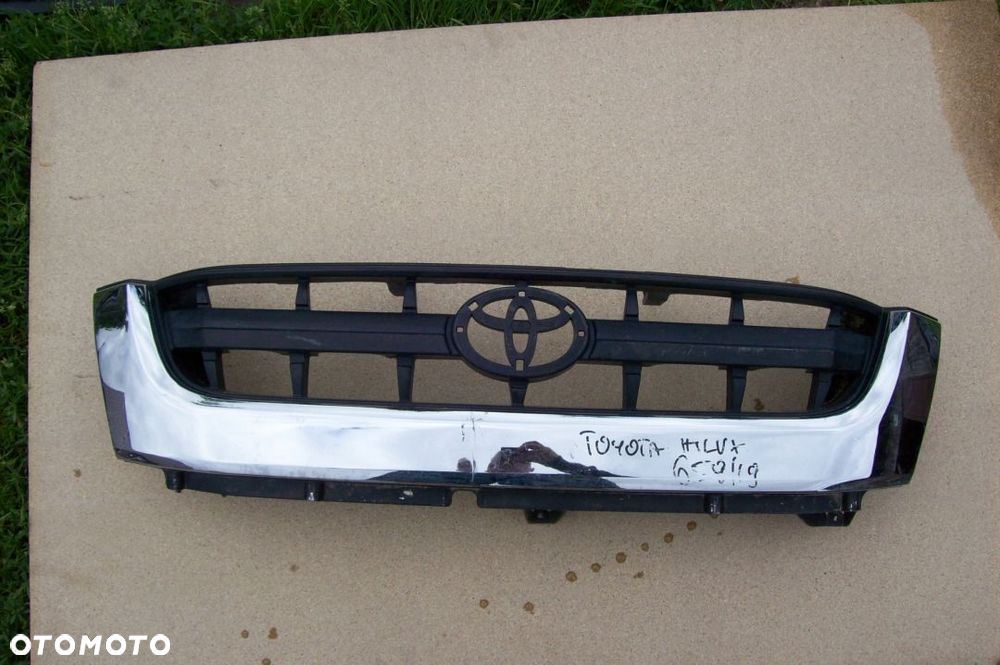 GRIL TOYOTA HILUX ROK 01/05 - 1