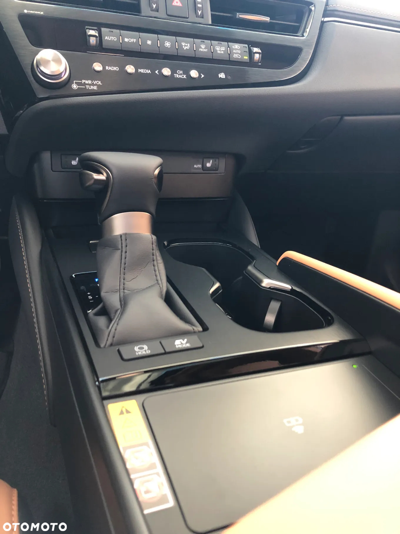 Lexus ES 300h Business Edition - 16