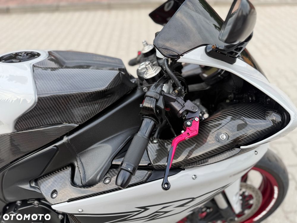 Yamaha R1 - 8