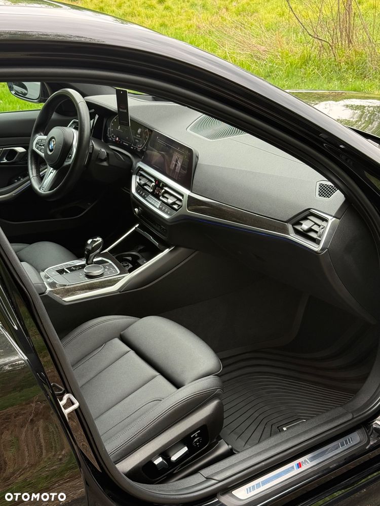 BMW Seria 3 330i M Sport - 9