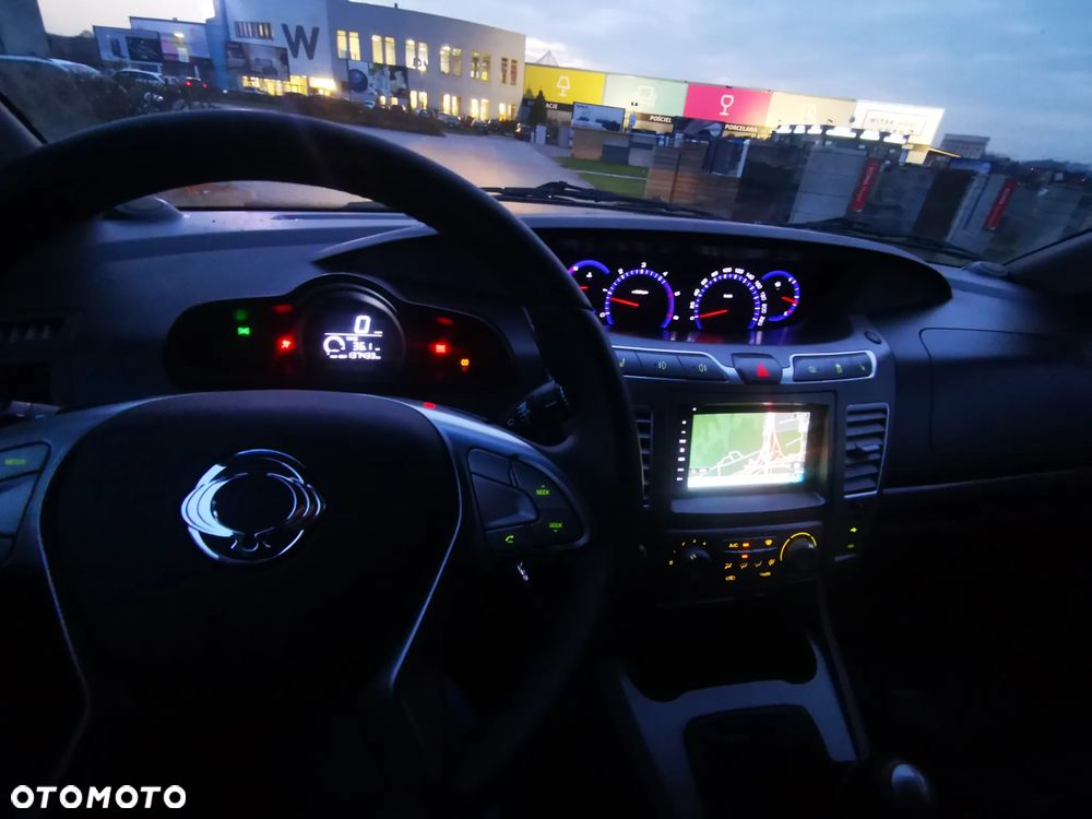 SsangYong/KGM Rodius 200 e-XDi Crystal Plus - 14