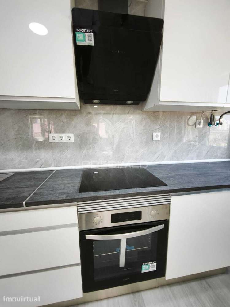 Apartamento T2 Totalmente Remodelado com Arrecadação - Grande imagem: 4/17