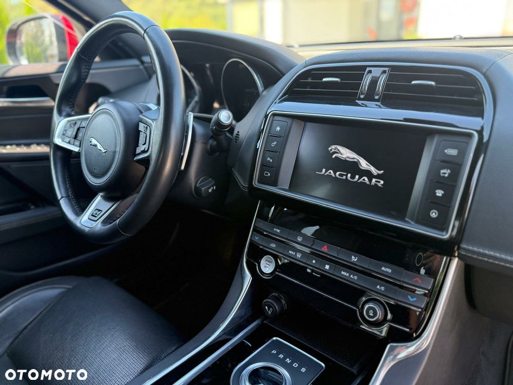 Jaguar XE 2.0 D AWD Prestige - 5