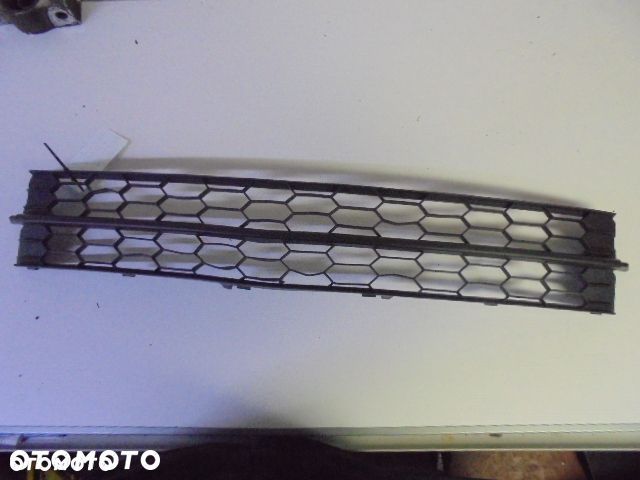 KRATKA ATRAPA ŚRODKOWA ZDERZAKA SKODA RAPID - 1