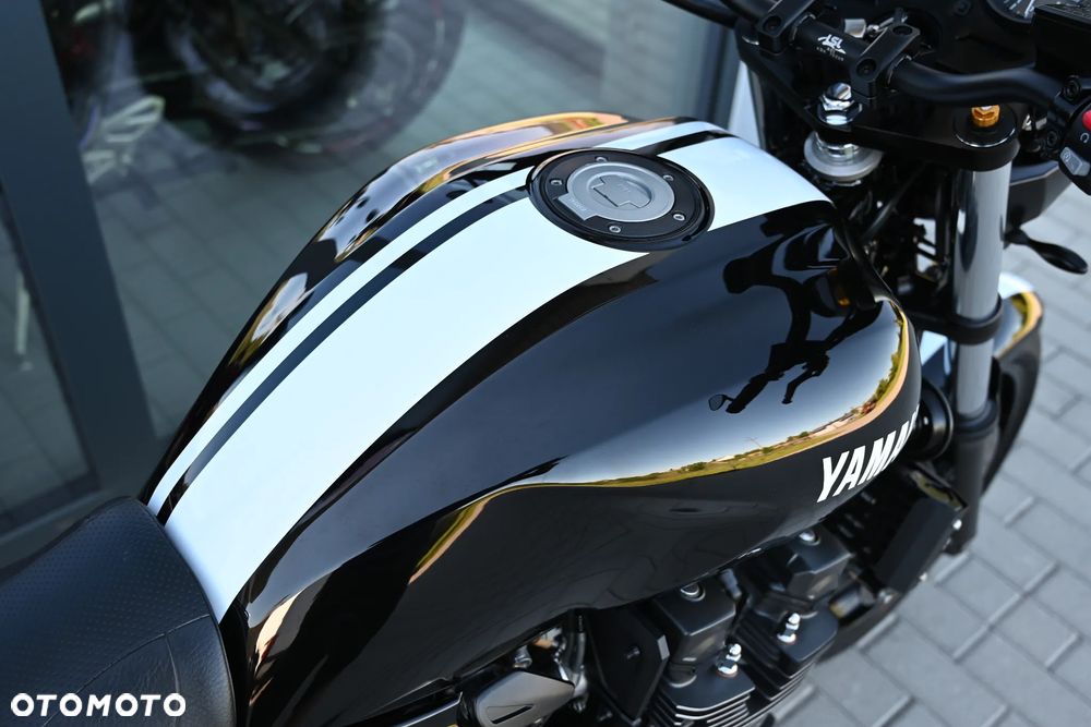 Yamaha XJR - 12