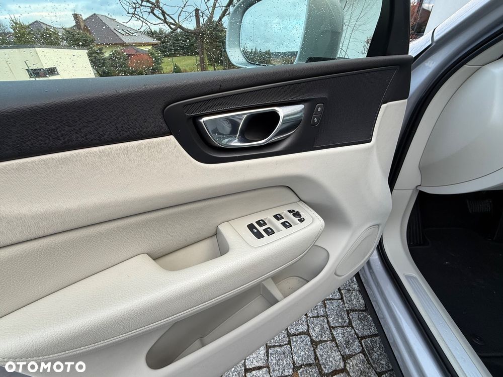 Volvo XC 60 B4 D Ultimate Dark - 28