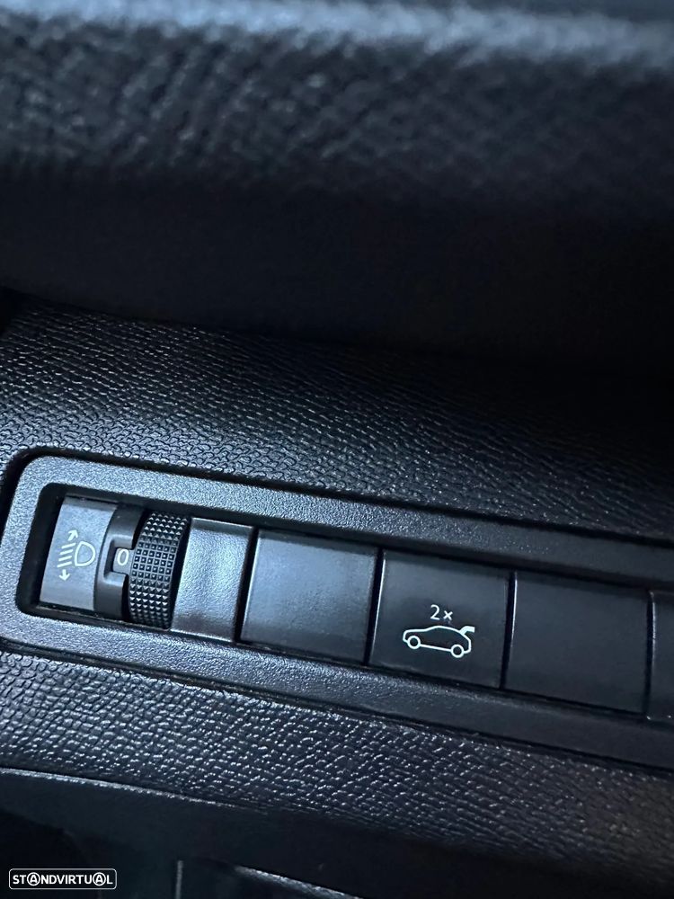 Peugeot 3008 PureTech 130 Stop & Start GPF Allure — fotografia 15