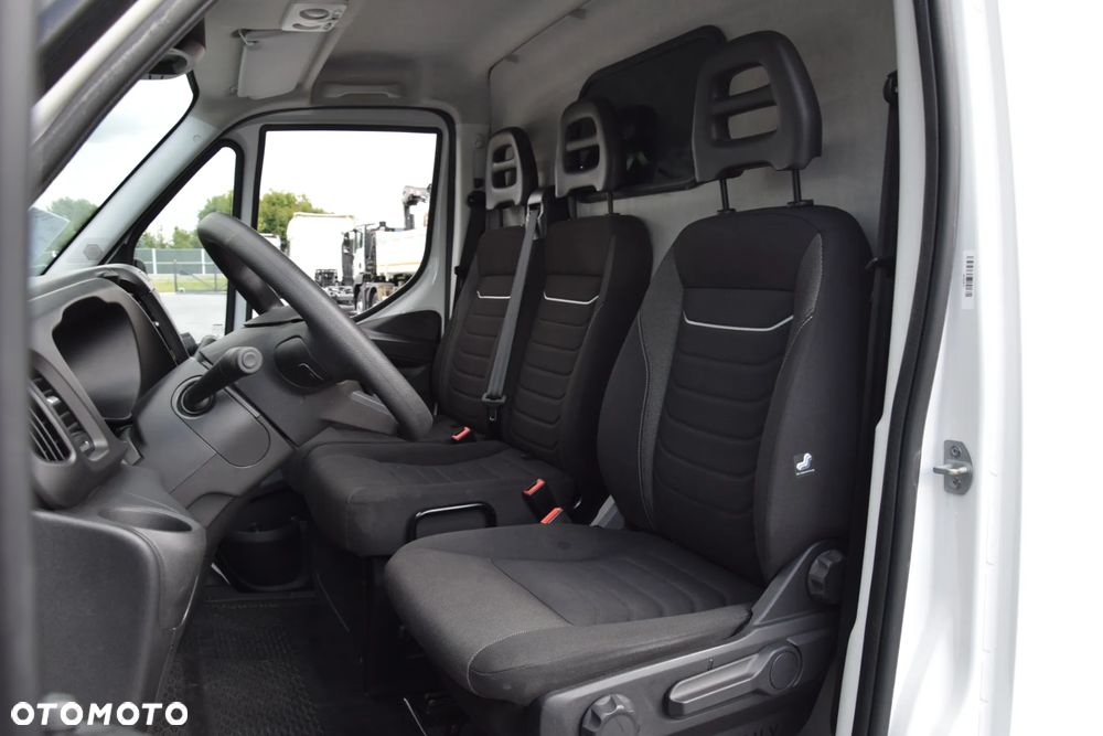 Iveco DAILY MAXI 35S16 / 2.3 - 160 KM / AUTOMAT HI-MATIC / NOWY MODEL / 3 OSOBY / DOSTAWCZE / BLASZAK / KLIMA / 2023 / SERWISOWANY / SPROWADZONY Z NIEMIEC - 34