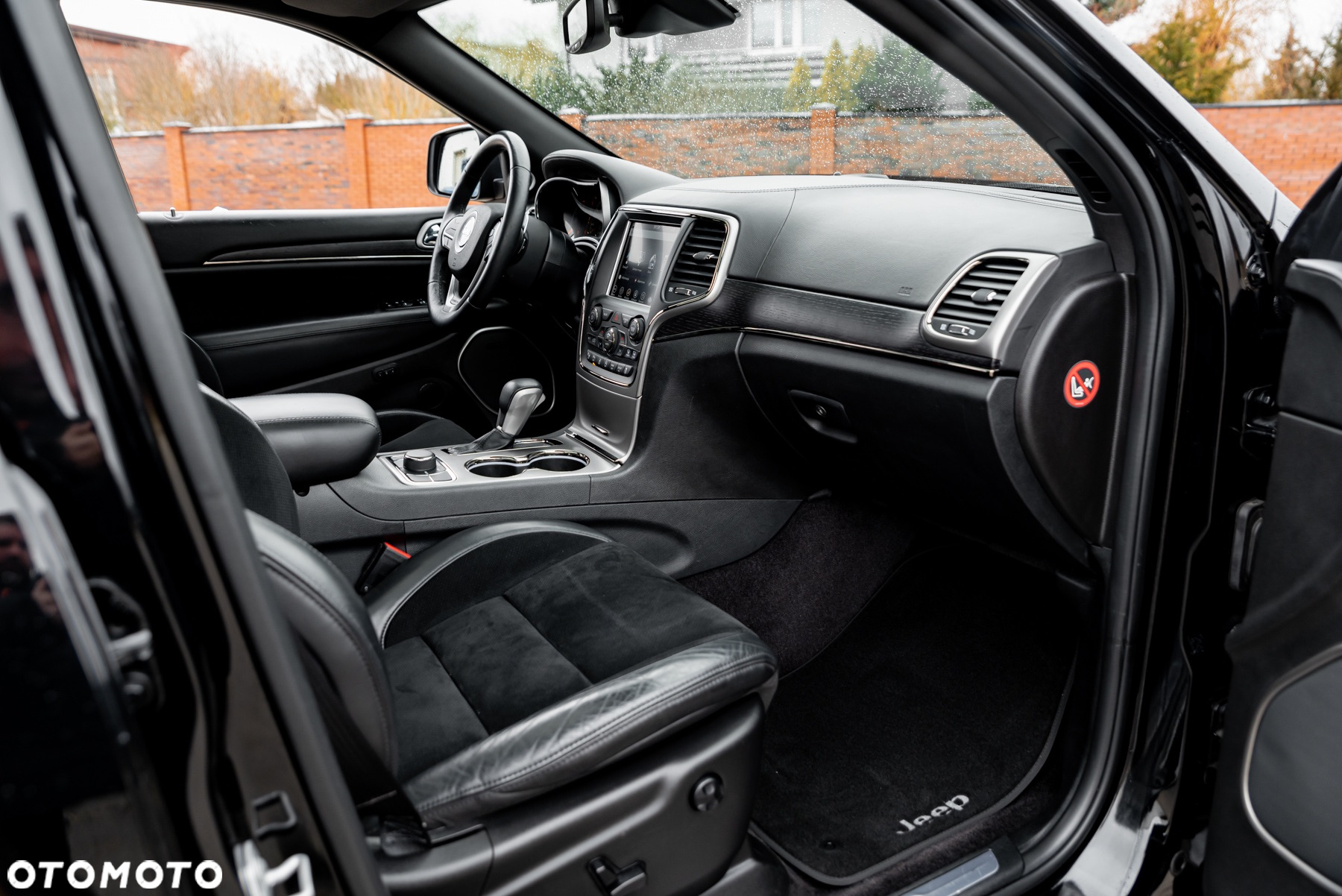 Jeep Grand Cherokee - 24