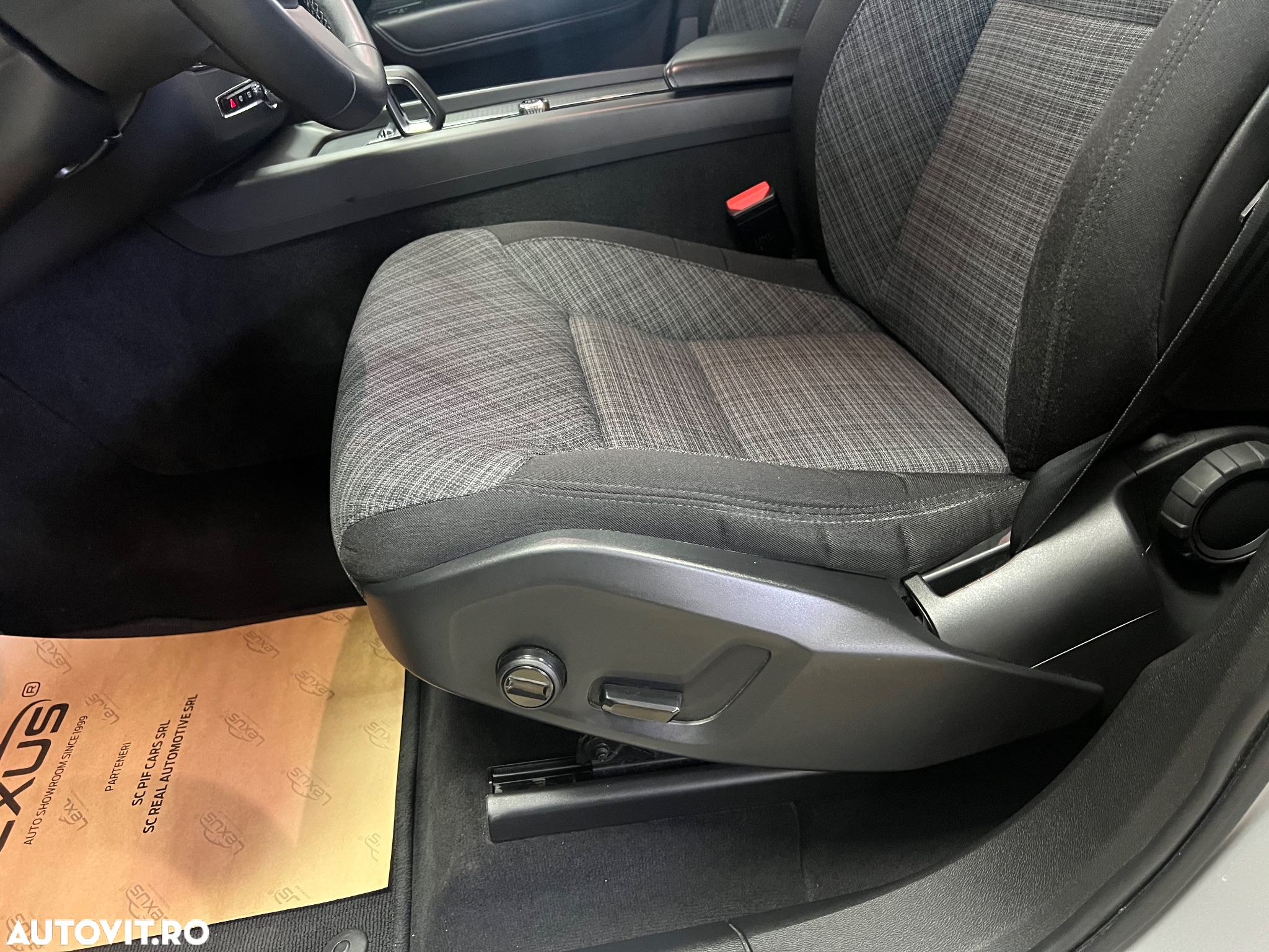 Volvo XC 60 B4 D AWD Geartronic Momentum Pro - 24