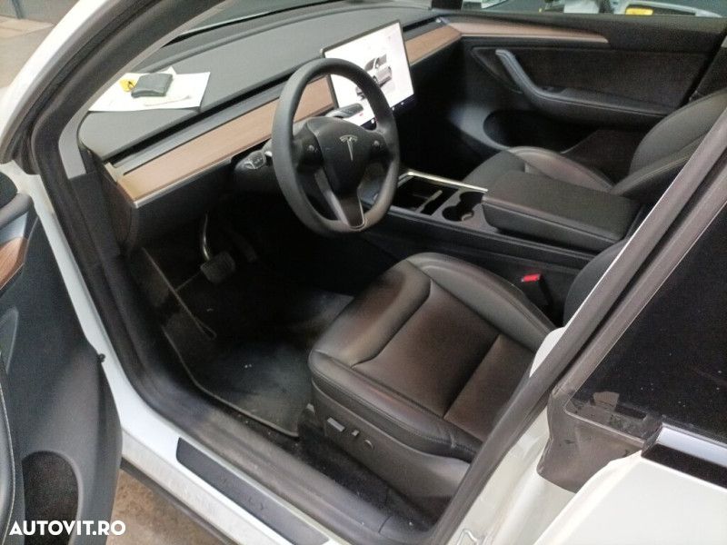 Tesla Model Y - 6