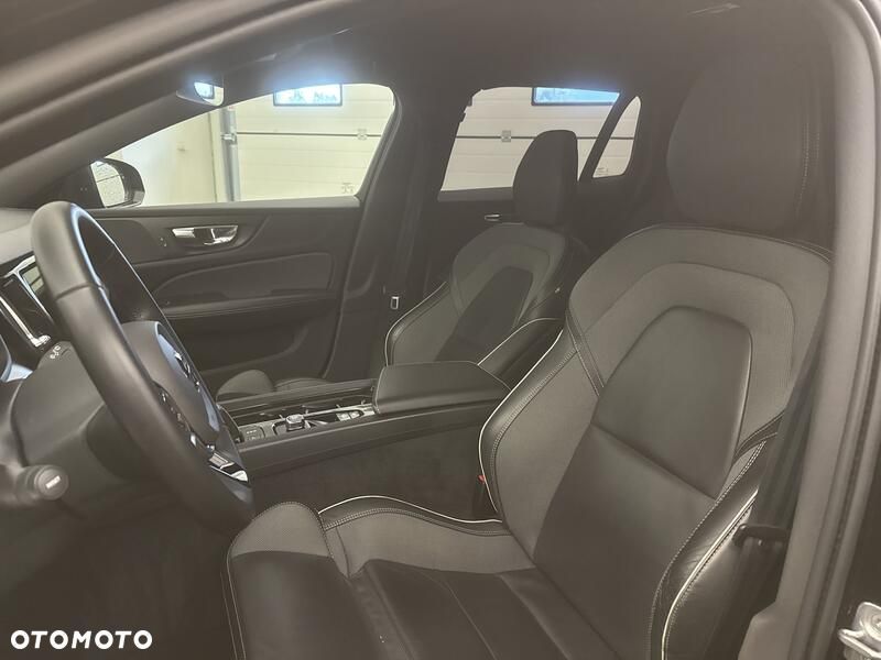 Volvo V60 B3 B R-Design - 11