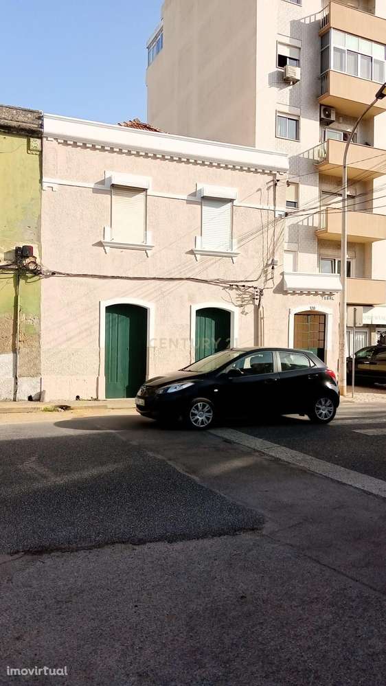 Edifício de dois pisos em pleno coração da cidade ( Montalvão) de Setú - Grande imagem: 2/5