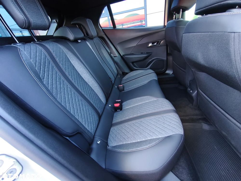 Peugeot 2008 PureTech mHEV Allure e-DCS6 - 17
