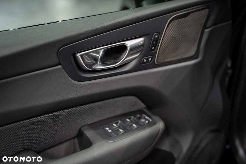 Volvo XC 60 B5 B AWD Ultra Black Edition - 11