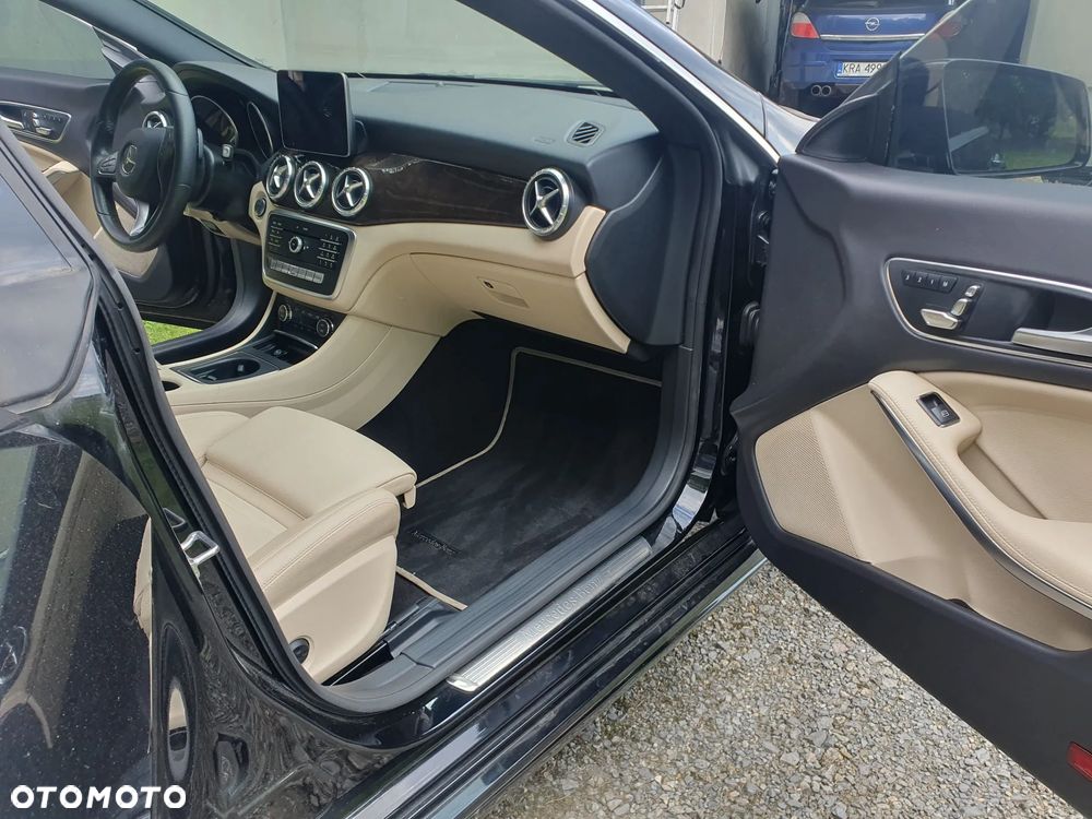 Mercedes-Benz CLA 250 7G-DCT Urban - 23