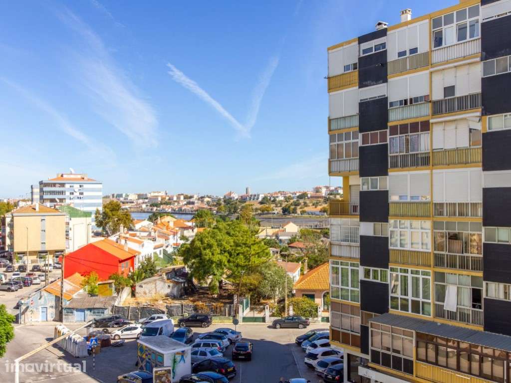T3 na Amora luz natural, áreas generosas e varanda com vista para o...