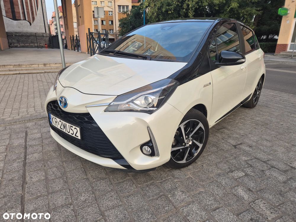 Toyota Yaris Hybrid 100 Selection - 1