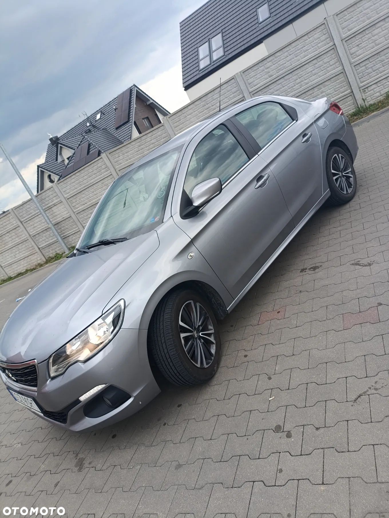 Peugeot 301 1.6 VTi Allure - 1