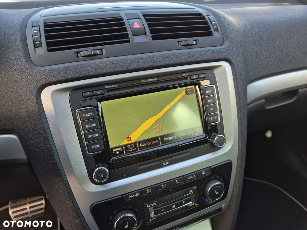 Skoda Octavia Combi 2.0 TDI CR DPF DSG RS - 17