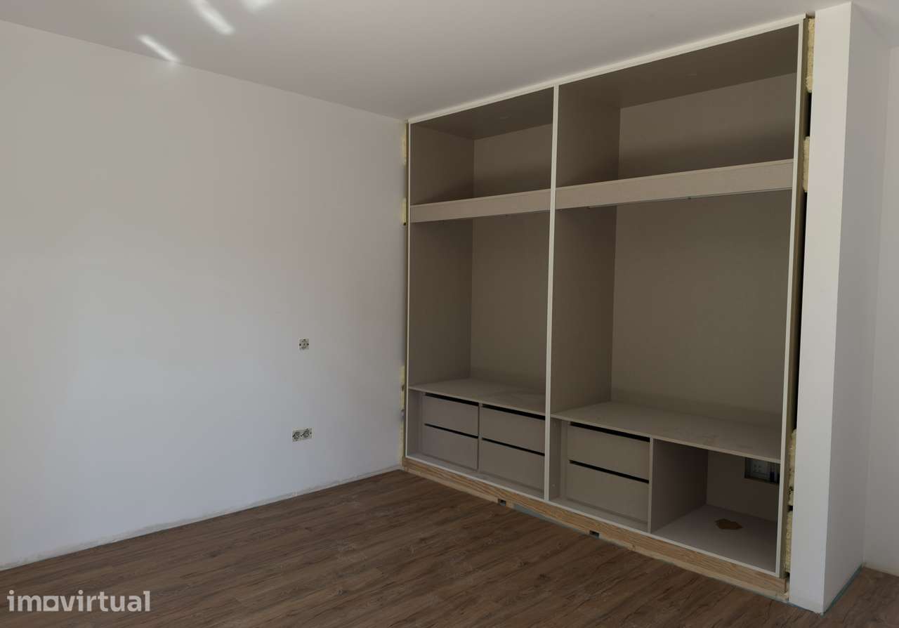 Moradia T4 geminada, térrea, com jardim e garagem em Condeixa-a-Nova - Grande imagem: 5/13
