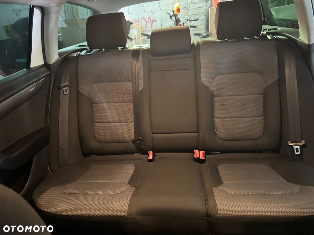 Volkswagen Passat 1.4 TSI BMT Highline R-Style DSG - 13