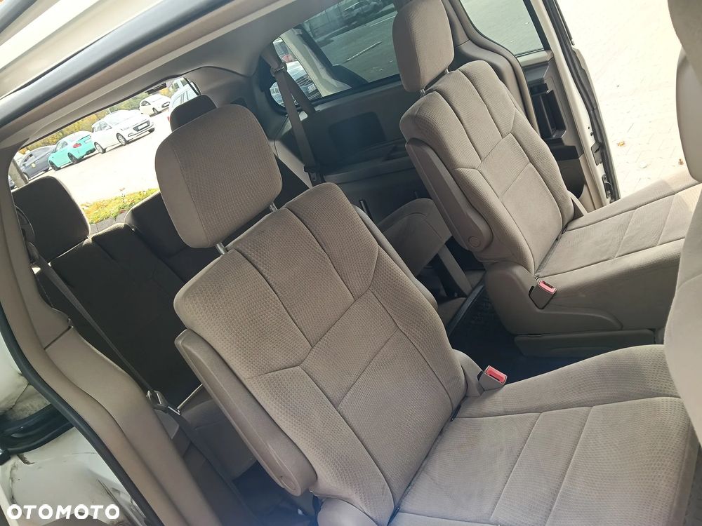 Chrysler Town & Country - 18