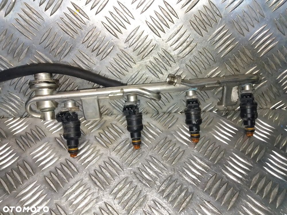 Listwa wtryskowa Audi A4 B5 1.8 B 058133681 - 3