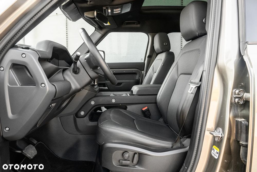 Land Rover Defender 110 D250 X-Dynamic SE - 16