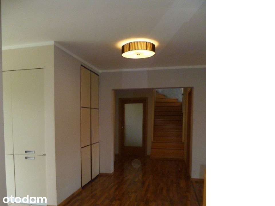 Dwupoziomowy apartament- 4 pokoje + antresola, dwie łazienki, balkony.