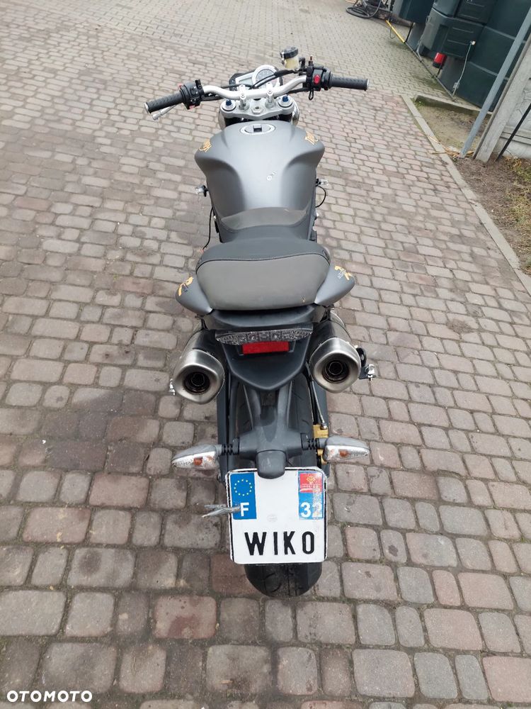 Triumph Street Triple - 4