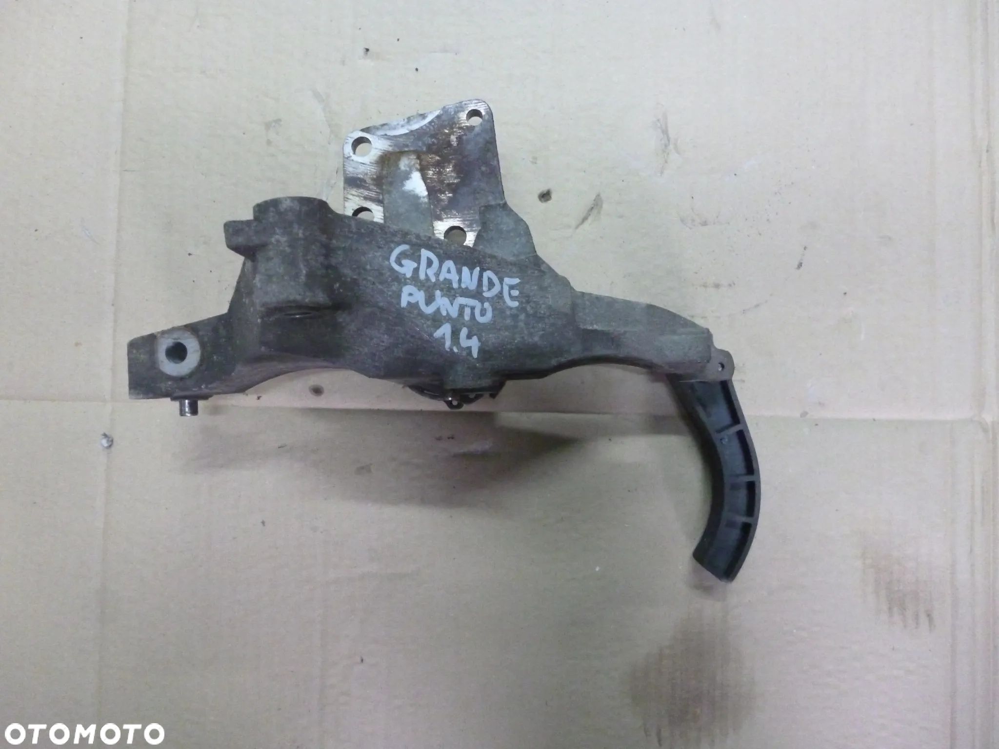 FIAT GRANDE PUNTO 1.4 16V ŁAPA ALTERNATORA - 1
