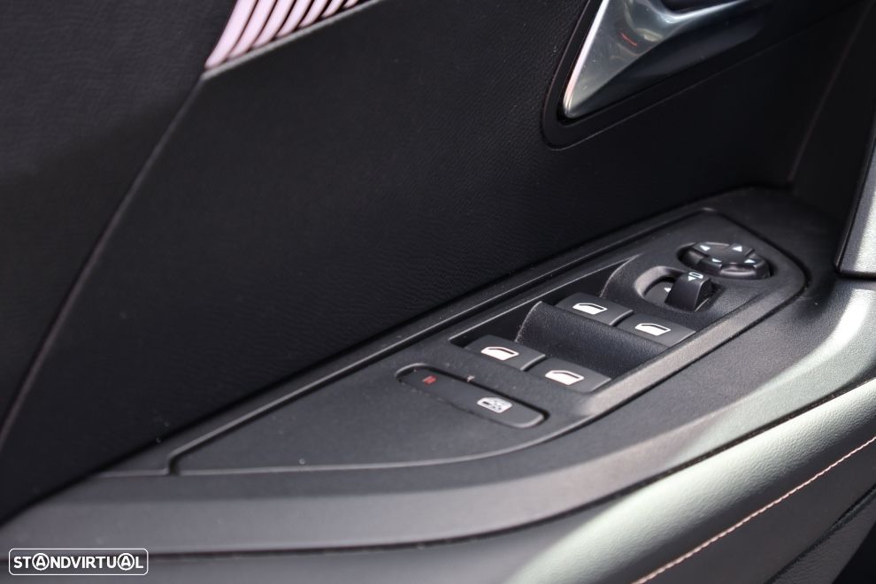 Peugeot 2008 1.2 Hybrid Allure e-DCS6 - 17