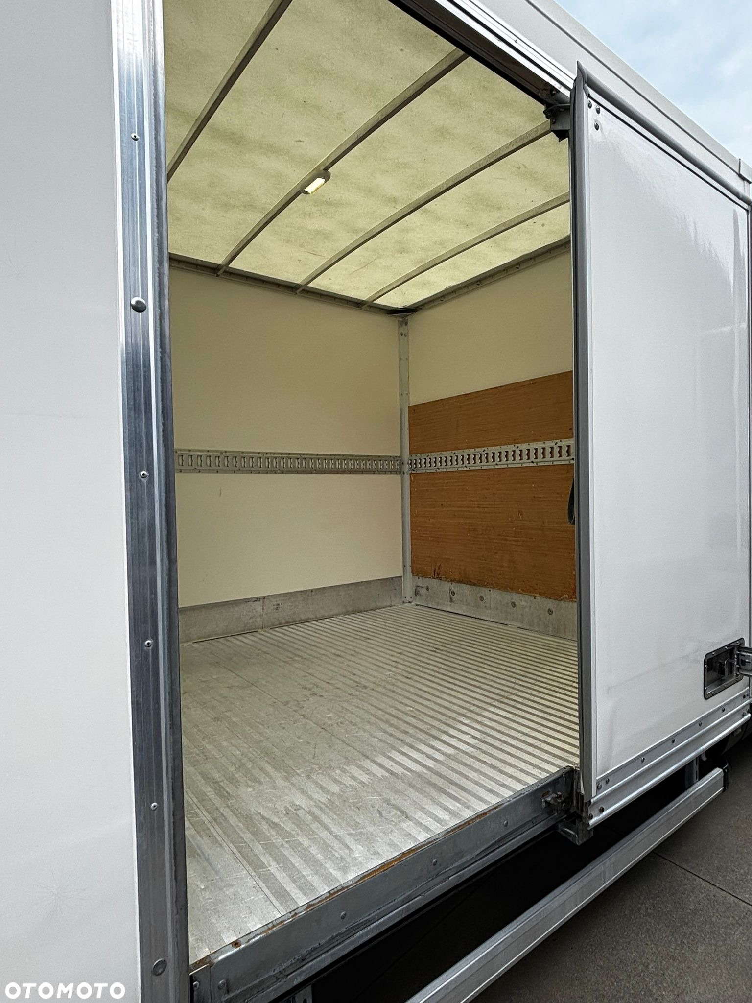 Iveco Daily 35C16 Kontener 8 Palet z windą 750 kg - 9