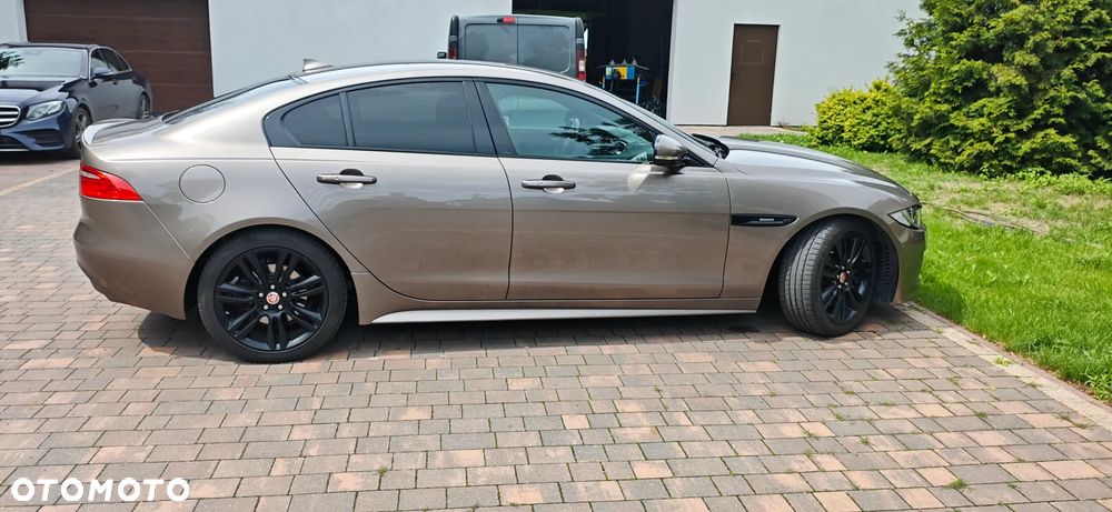Jaguar XE 2.0 D R-Sport - 4