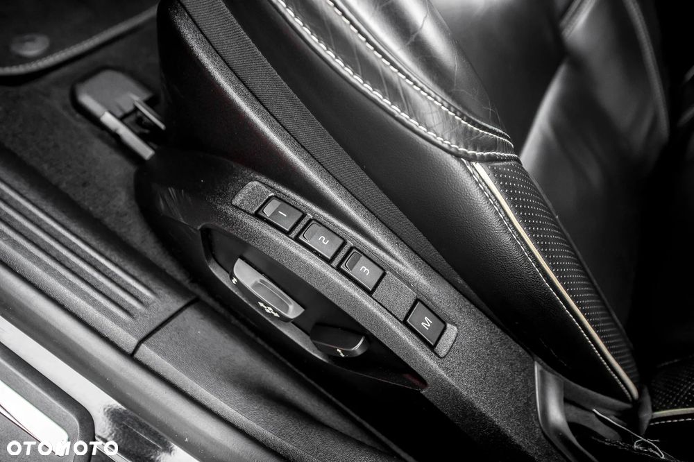 Volvo V40 D4 Drive-E R-Design Momentum - 25