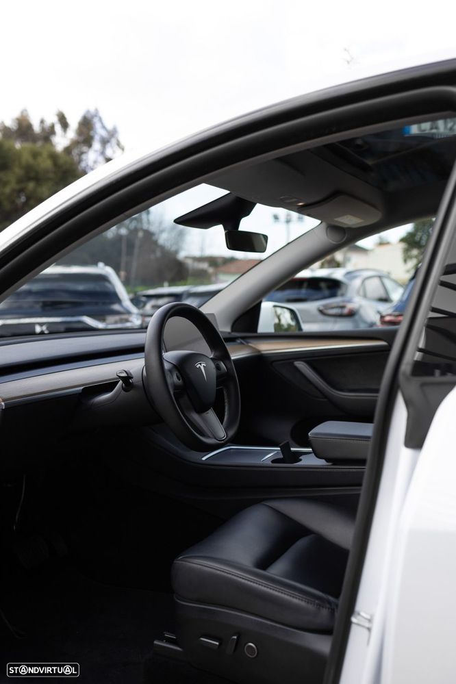 Tesla Model Y Standard RWD - 13
